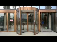 Experiência de acesso suave e seguro ao edifício com porta giratória automática