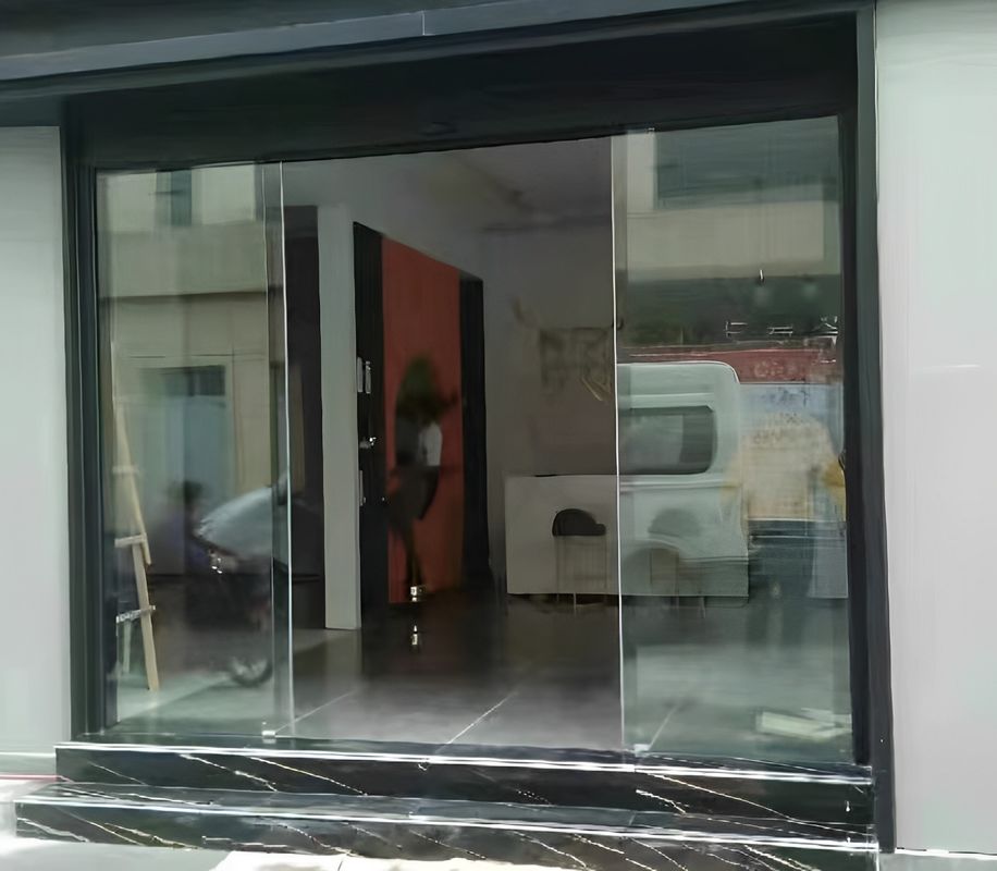 Operador automático de portas deslizantes, operador automático de portas de abertura e fechamento