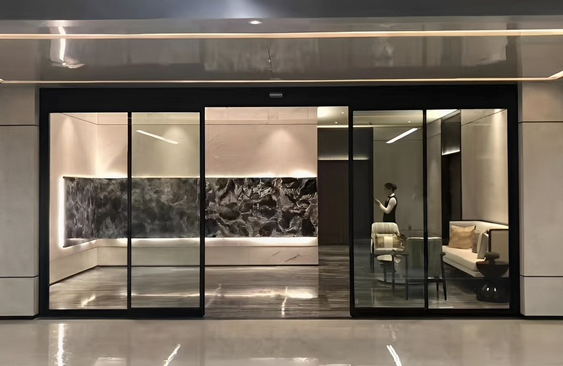 Operador automático de portas deslizantes, operador automático de portas de abertura e fechamento