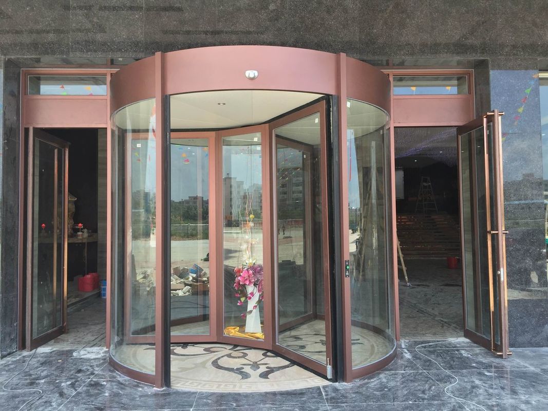 Porta giratória automática de acesso a pedestres com corrente nominal de 3,8A e função especial