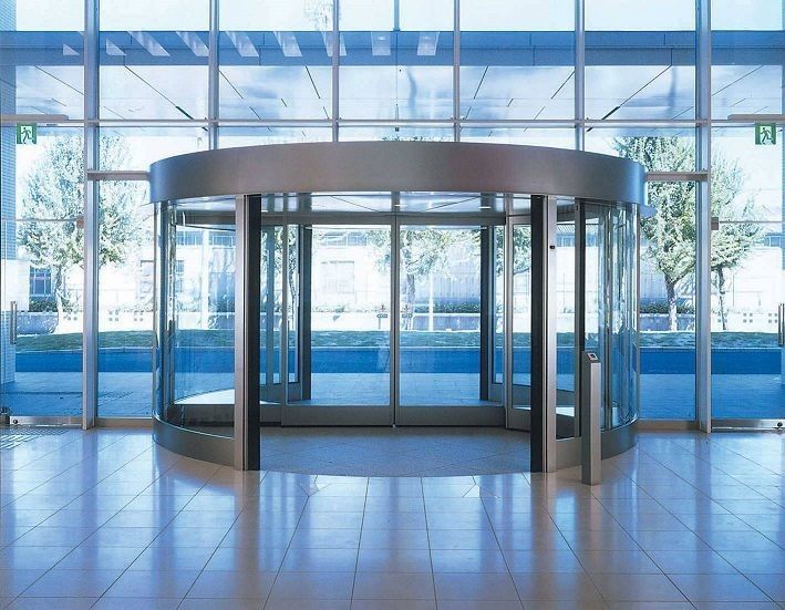 Porta giratória automática de duas asas Yiwan com várias opções de decoração de superfície