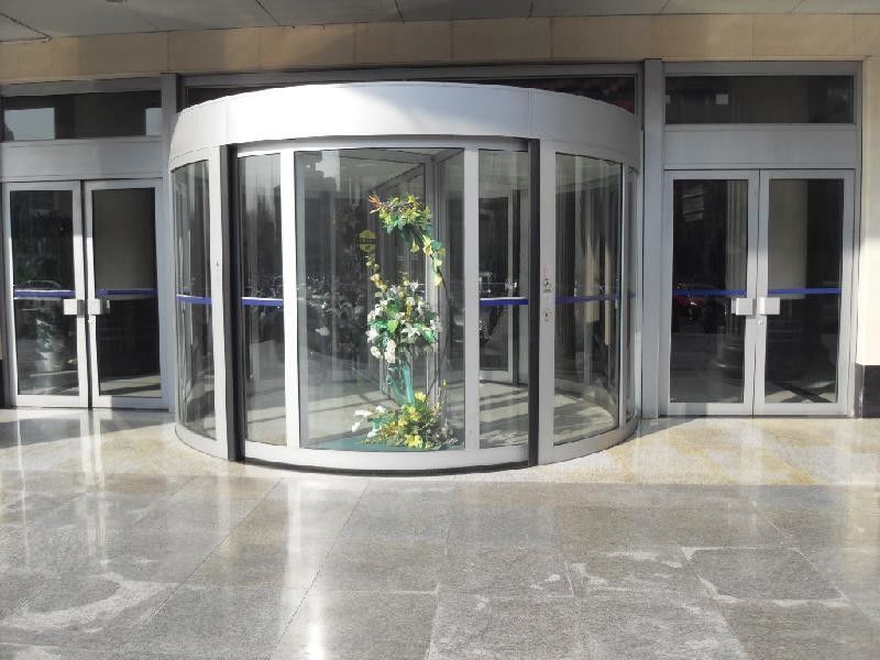 Porta giratória automática de duas asas Yiwan com várias opções de decoração de superfície