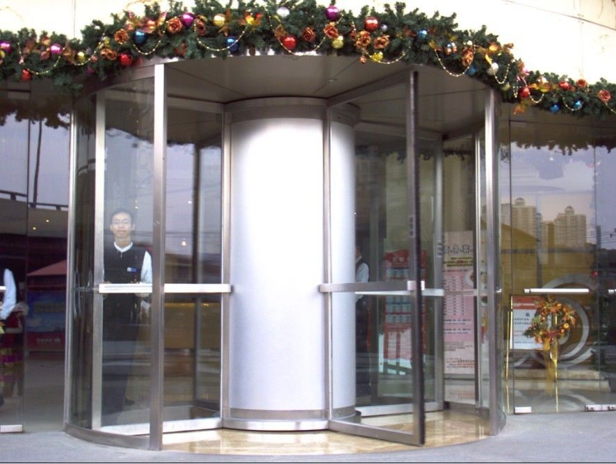 Porta giratória automática de duas asas Yiwan com várias opções de decoração de superfície