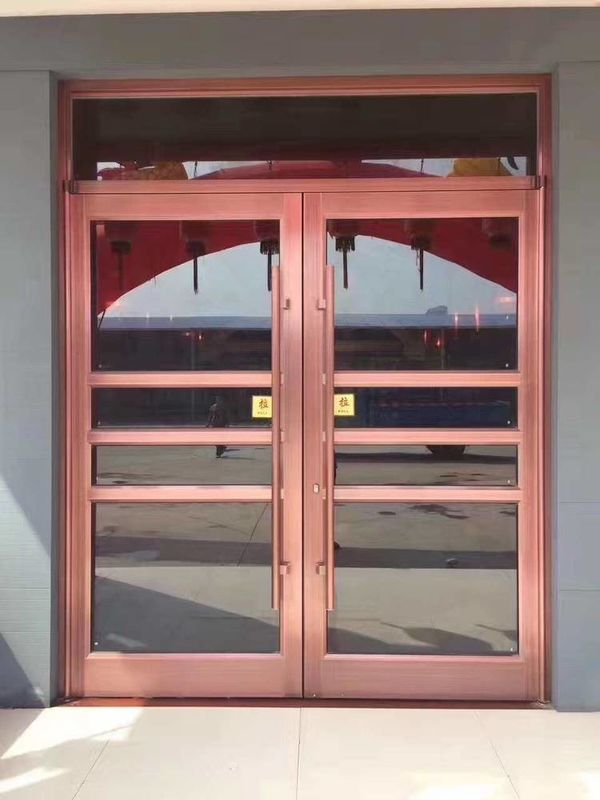Portão da frente da loja da KFC